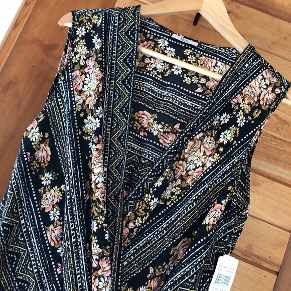 Jumpsuit with plunge neckline - Picture 3 of 4